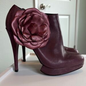 Kelsi Dagger Dakota Leather Flower Booties Plum Wine Heels Size 8.5